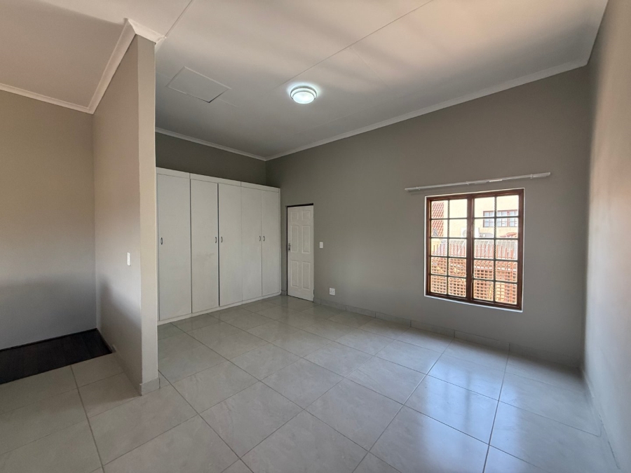 To Let 4 Bedroom Property for Rent in Meerhof North West